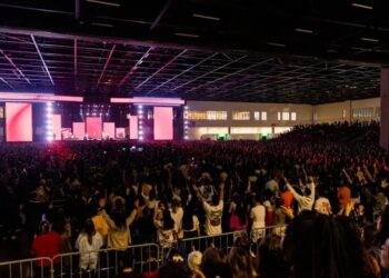 Homem deixa cadeira de rodas após a oração de missionários