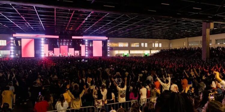 Homem deixa cadeira de rodas após a oração de missionários