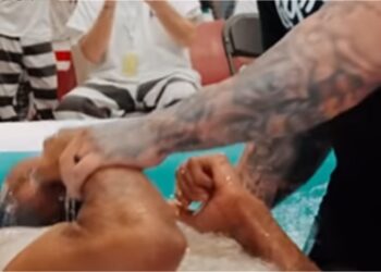 Evangelismo em prisão produz resultado surpreendente de batismo