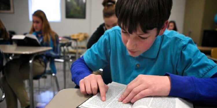 Projeto já aprovado autoriza livros como a Bíblia em escolas