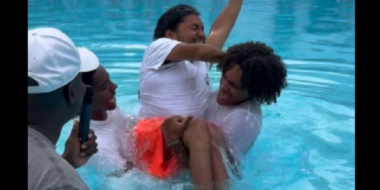 cadeirante emociona em batismo improvisado