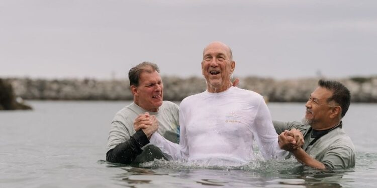 Batismo na praia reúne 2.100 pessoas e vídeo impressiona