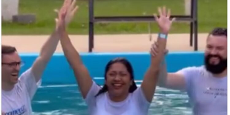 Ex-cético, homem é batizado após anos de orações da esposa