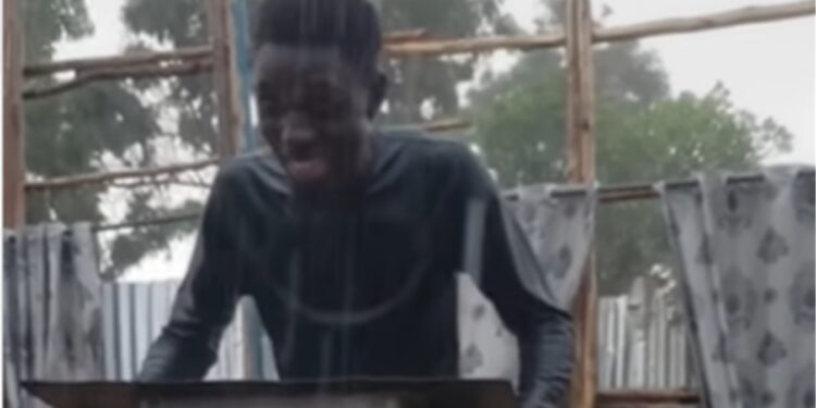 Sob forte temporal, igreja sem teto se mantém adorando a Deus