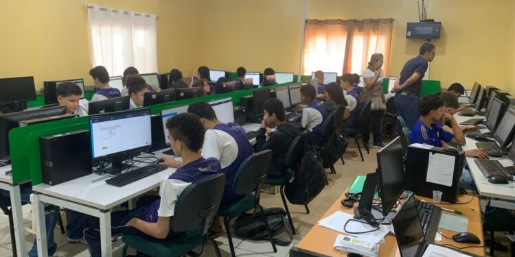 Governo de RO aplica simulados da Plataforma Diálogos para monitorar aprendizagem no ensino fundamental