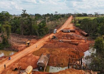 Substituição de ponte de madeira por tubos de aço reforça escoamento na RO-010, entre Mirante da Serra e Urupá