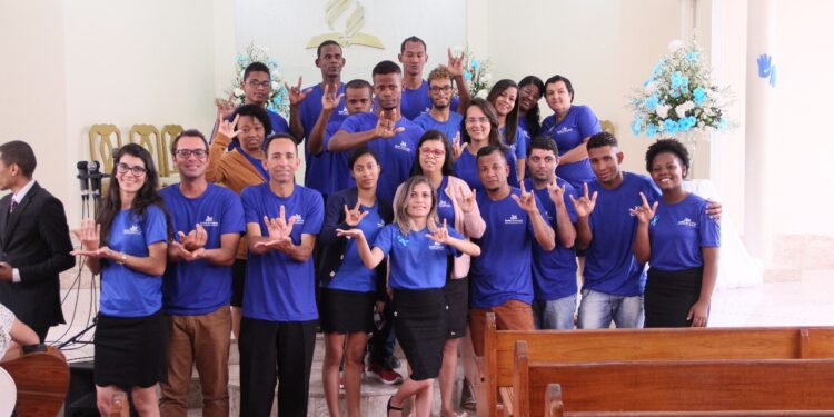 Em meio à perseguição, surdos cristãos realizam batismo secreto