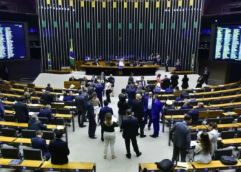 Bancada evangélica emite nota criticando o que considera ‘excessos’ do STF