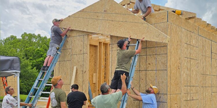 Igreja constrói casas para jovens que não conseguiram adoção