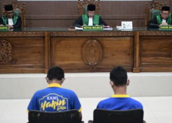 Indonésia condena 2 homens a 80 chibatadas após flagrante