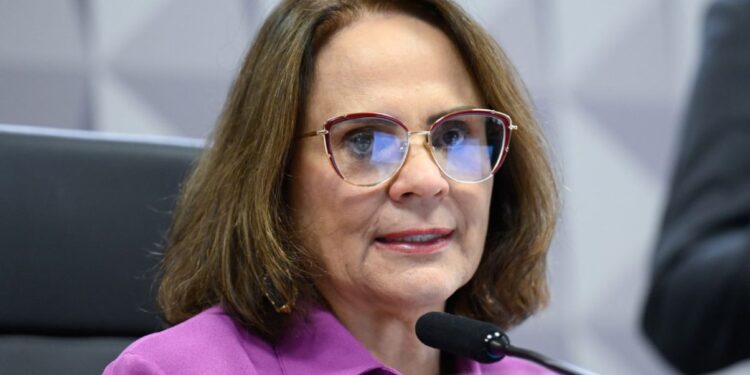 Damares Alves conta detalhes da luta contra o câncer de mama