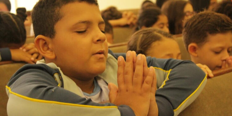 Vice-diretor de escola viraliza ao orar por alunos e funcionários