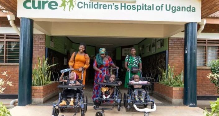 missionários doam cadeiras de rodas a hospital infantil