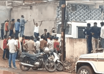 Pastores presos por acusações falsas são agredidos por carcereiros na Índia