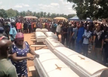 Nigéria tem protestos contra a inação do governo após 200 cristãos mortos em massacre