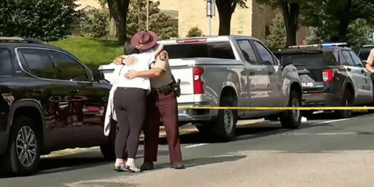Duas crianças morrem em tiroteio em escola católica durante missa matinal