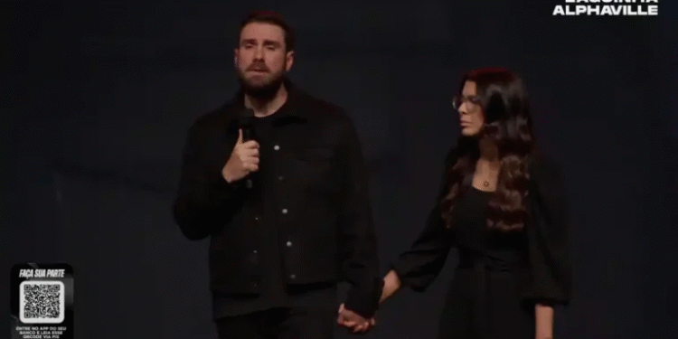 Pastor André Fernandes se despede da Lagoinha Alphaville durante culto dominical