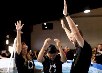 Batismo público reúne 46 convertidos em plena rua de Nova Iorque