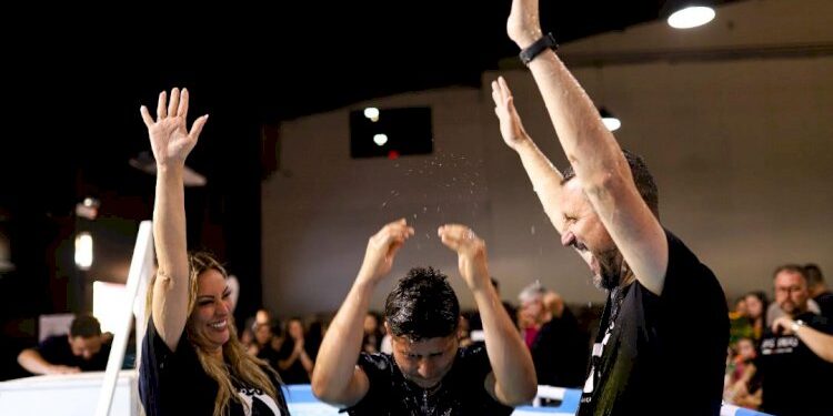 Batismo público reúne 46 convertidos em plena rua de Nova Iorque