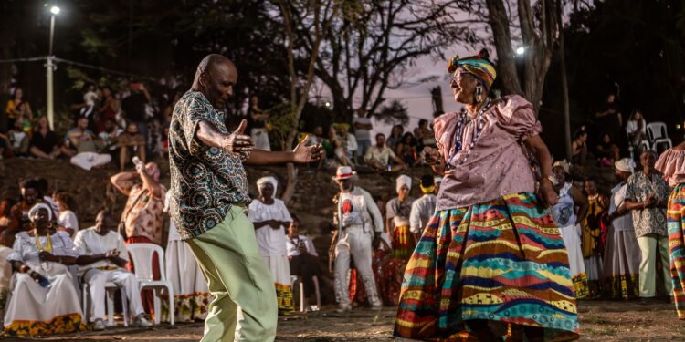 Encontro de Jongueiros transforma Praça Tiradentes em quilombo no Rio