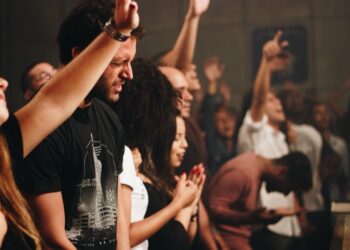 Jovens estão se voltando para Deus na Grã-Bretanha, revela nova pesquisa