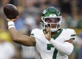 NFL: jogador ‘viciado’ em ler a Bíblia deixa a Palavra guiar sua vida