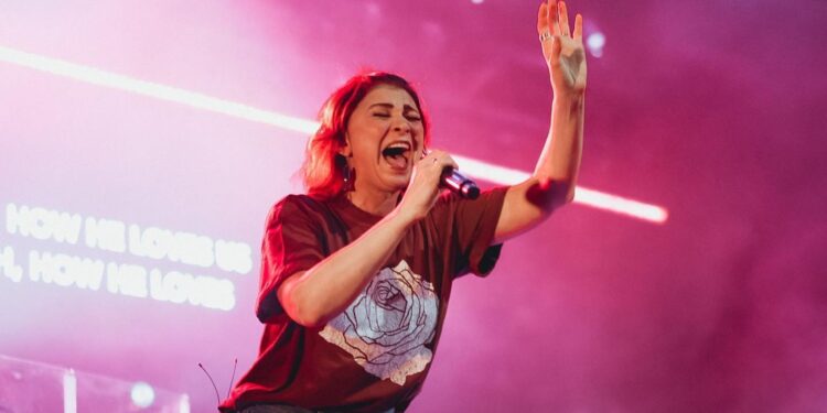 Kim Walker-Smith, ex-vocalista do Jesus Culture, virá ao Brasil
