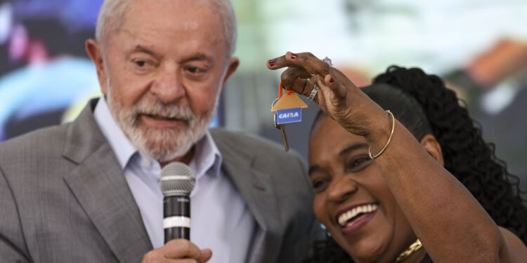 Lula cobra recursos para crédito imobiliário para classe média