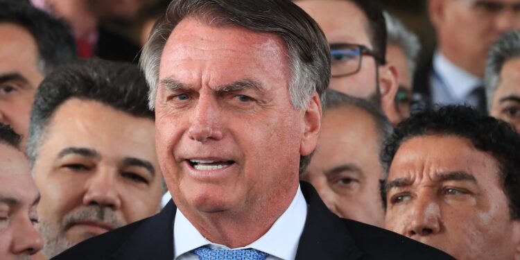 Bolsonaro nega tentativa de fuga e pede revogação de prisão domiciliar