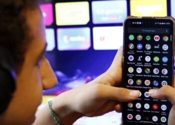 Câmara aprova projeto contra adultização de crianças nas redes sociais