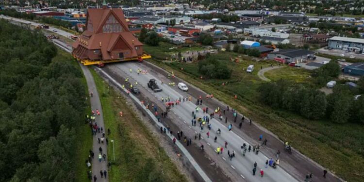 Cidade transporta igreja histórica para novo local no centro