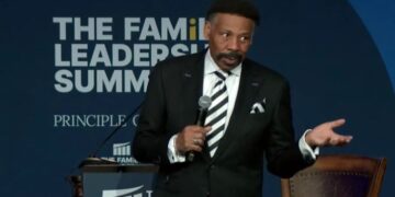 Pastor que deixou cargo por ‘pecados antigos’ volta a pregar