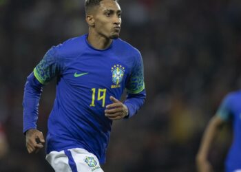 Raphinha e Vinicius Júnior são indicados ao prêmio Bola de Ouro