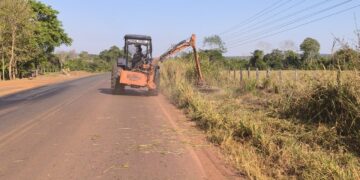 Governo de RO realiza roçagem mecanizada nas rodovias da Zona da Mata