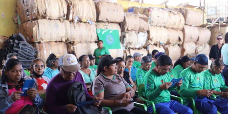 Governo de RO reforça segurança de catadores de materiais recicláveis com mais equipamentos de proteção individual