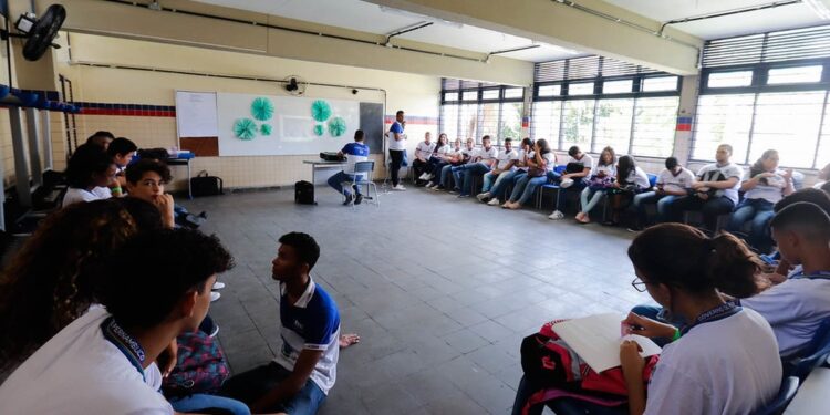 Projeto de lei que permite “intervalos bíblicos” nas escolas é aprovado em Recife