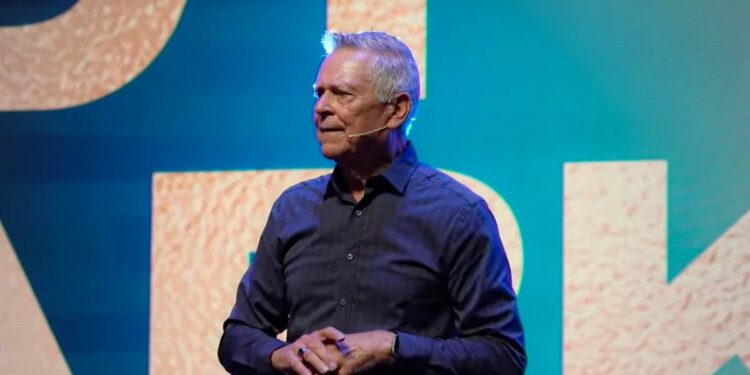 “Quando o Espírito Santo vem, Ele tira de nós o temor dos homens”, diz Randy Clark