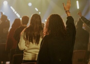 Estudo: Geração Z e Millennials superam as gerações mais velhas na frequência à igreja