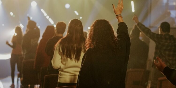 Estudo: Geração Z e Millennials superam as gerações mais velhas na frequência à igreja