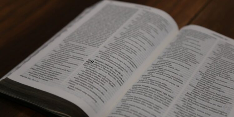 Homem morre após fumar cigarro com página de Bíblia em MG