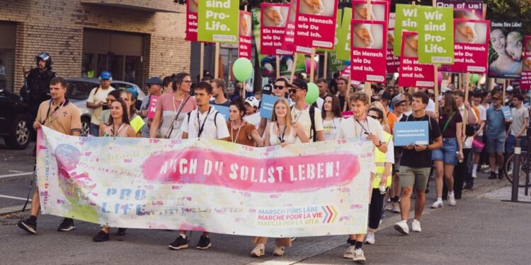 Marcha pela Vida reúne 2.000 participantes contra o aborto nas ruas de Zurique