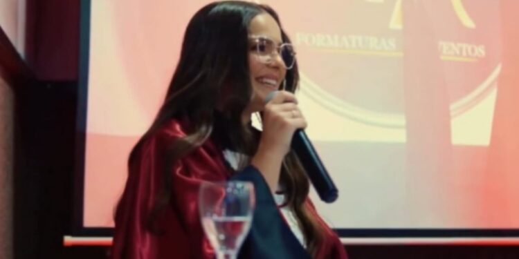 Jovem prega Jesus em discurso de sua formatura: “Ele morreu por você, creia no Evangelho”