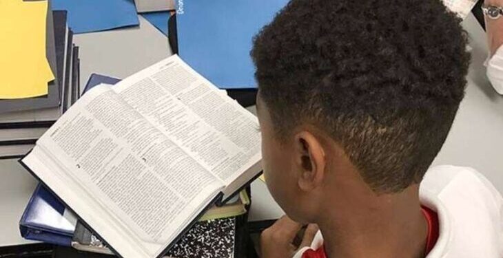 Justiça atende o PSOL contra o uso da Bíblia em escolas