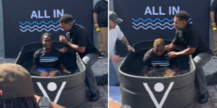 Campeão olímpico é batizado em piscina improvisada nos EUA: ‘Sirvo ao Senhor’