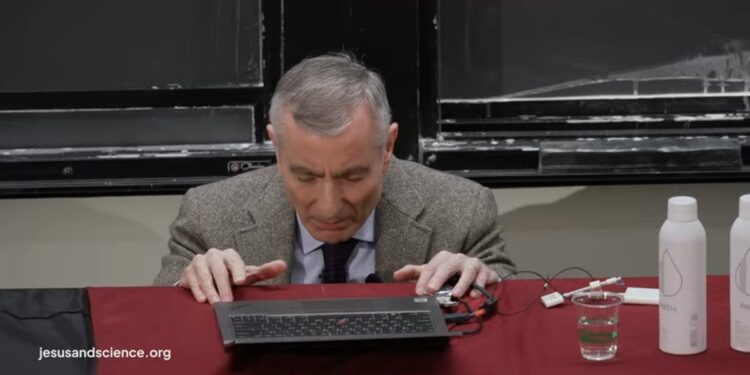 Professor se ajoelha em sala de aula e ora por salvação dos alunos em Harvard