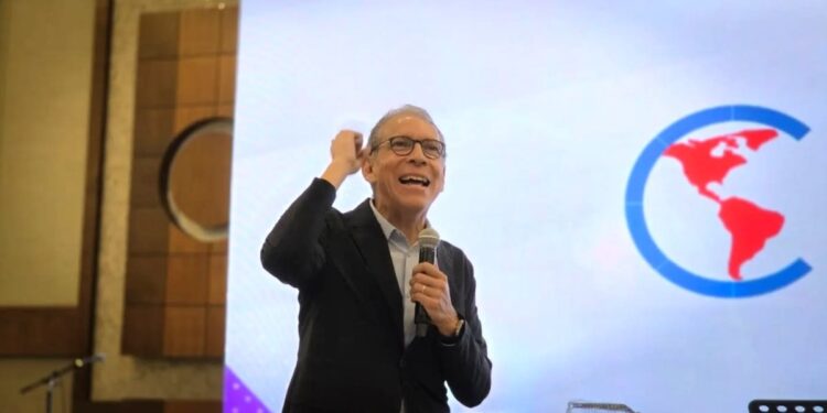 Pastor faz apelo pelo fim da cultura de celebridade na igreja: ‘É tóxica e mata’