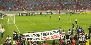 Jogadores do Santa Cruz exibem faixa ‘toda honra e glória a Jesus’ após vitória