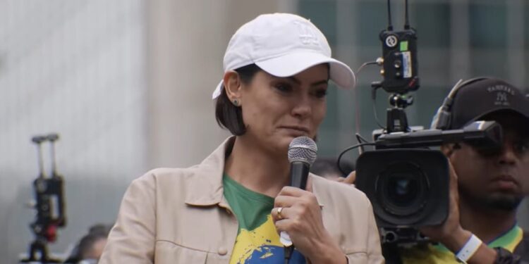 Michelle Bolsonaro diz que não pode fazer culto doméstico por ordem judicial