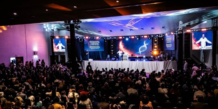 “O DNA de Deus em você é o que atrai os perdidos”, diz Joel Engel em conferência