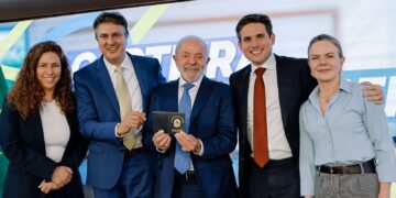 Lula sanciona lei que cria Carteira Nacional do Professor